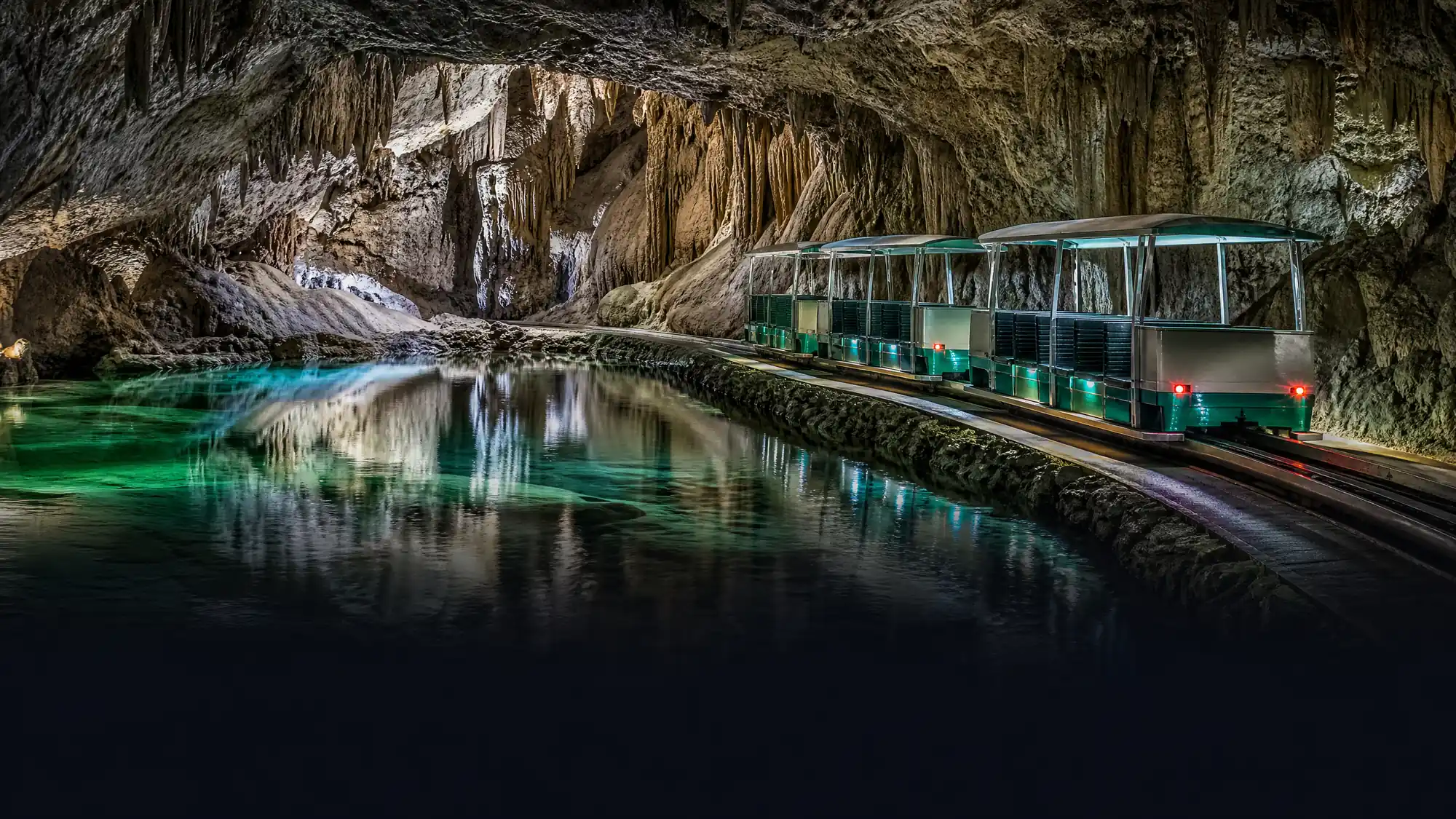 Esplora una caverna di calcare cristallizzato nelle zone collinari centrali di Barbados. Sali su un tram elettrico attraverso passaggi sotterranei che costeggiano torrenti che scorrono e pozze profonde.