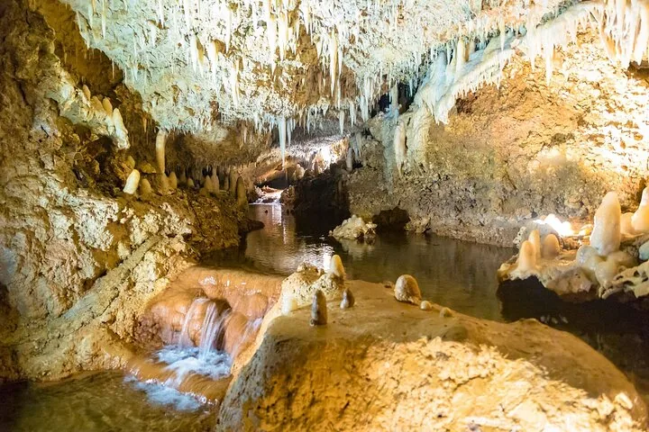 Pozze sotterranee e impressionanti formazioni di stalattiti all'interno della Grotta di Harrison.