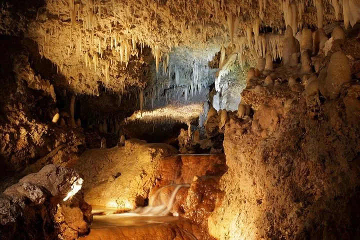 Veduta dettagliata delle formazioni rocciose e del flusso d'acqua nella Grotta di Harrison.